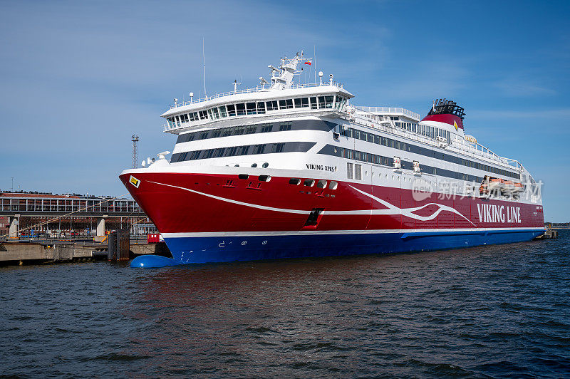 由维京航运公司运营的一艘大型roro渡轮MV Viking XPRS停泊在卡塔亚诺卡商港。